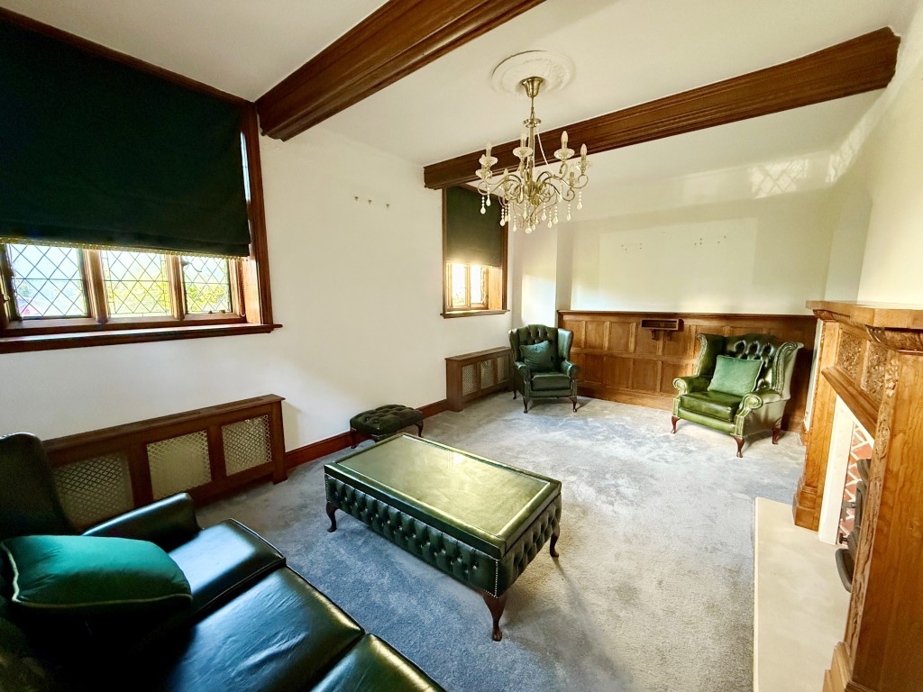 Lot: 149 - GROUND FLOOR APARTMENT - Living room